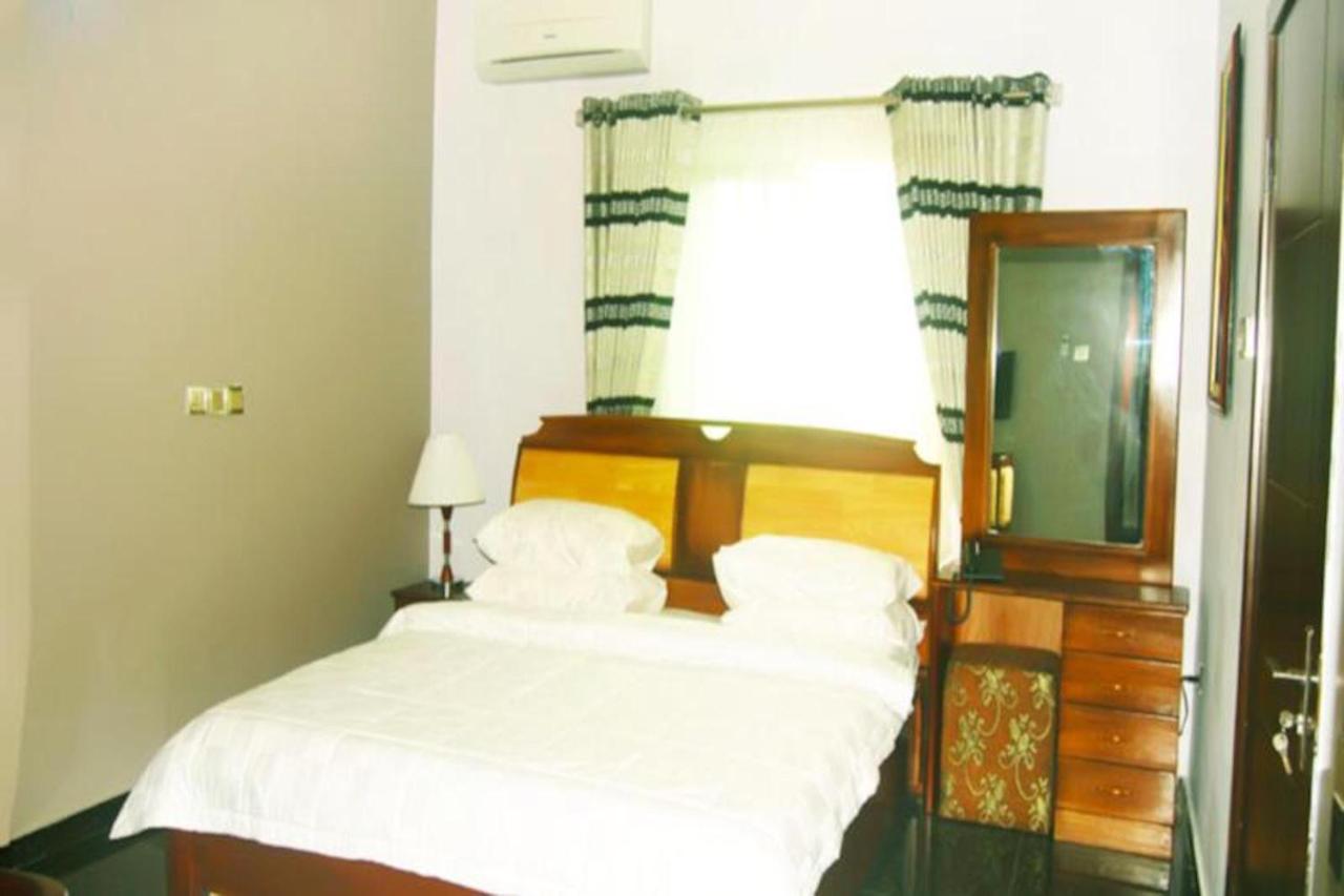 Milestone Hotel Ogombo Extérieur photo